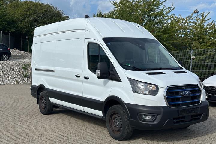 Hvid Ford E-Transit fra 2023 set udefra