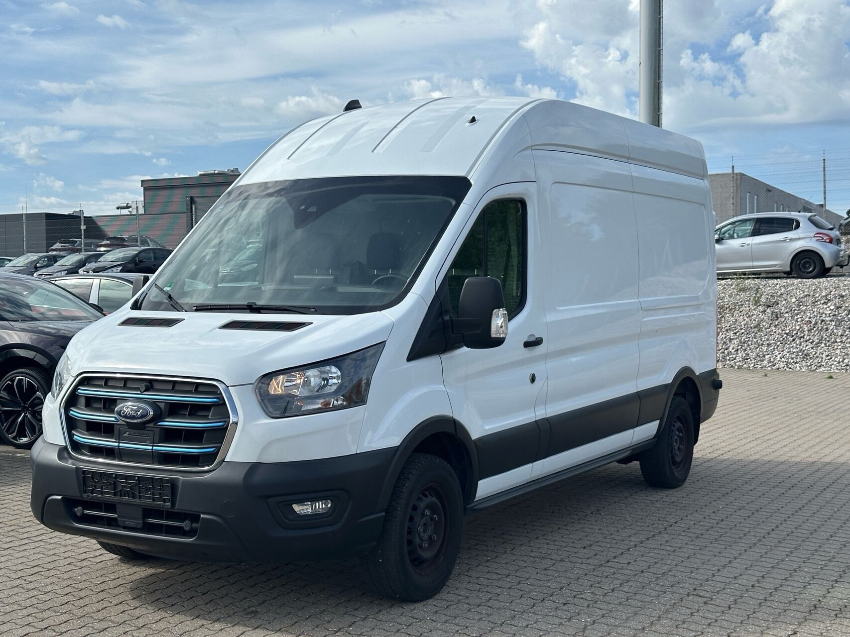 Hvid Ford E-Transit fra 2023 set udefra