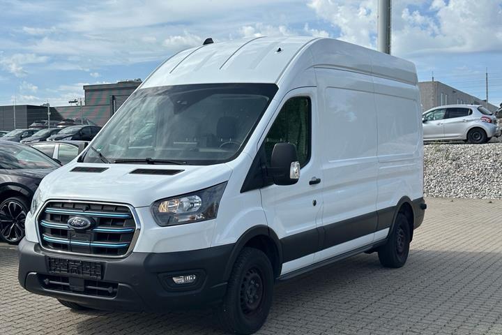 Hvid Ford E-Transit fra 2023 set udefra