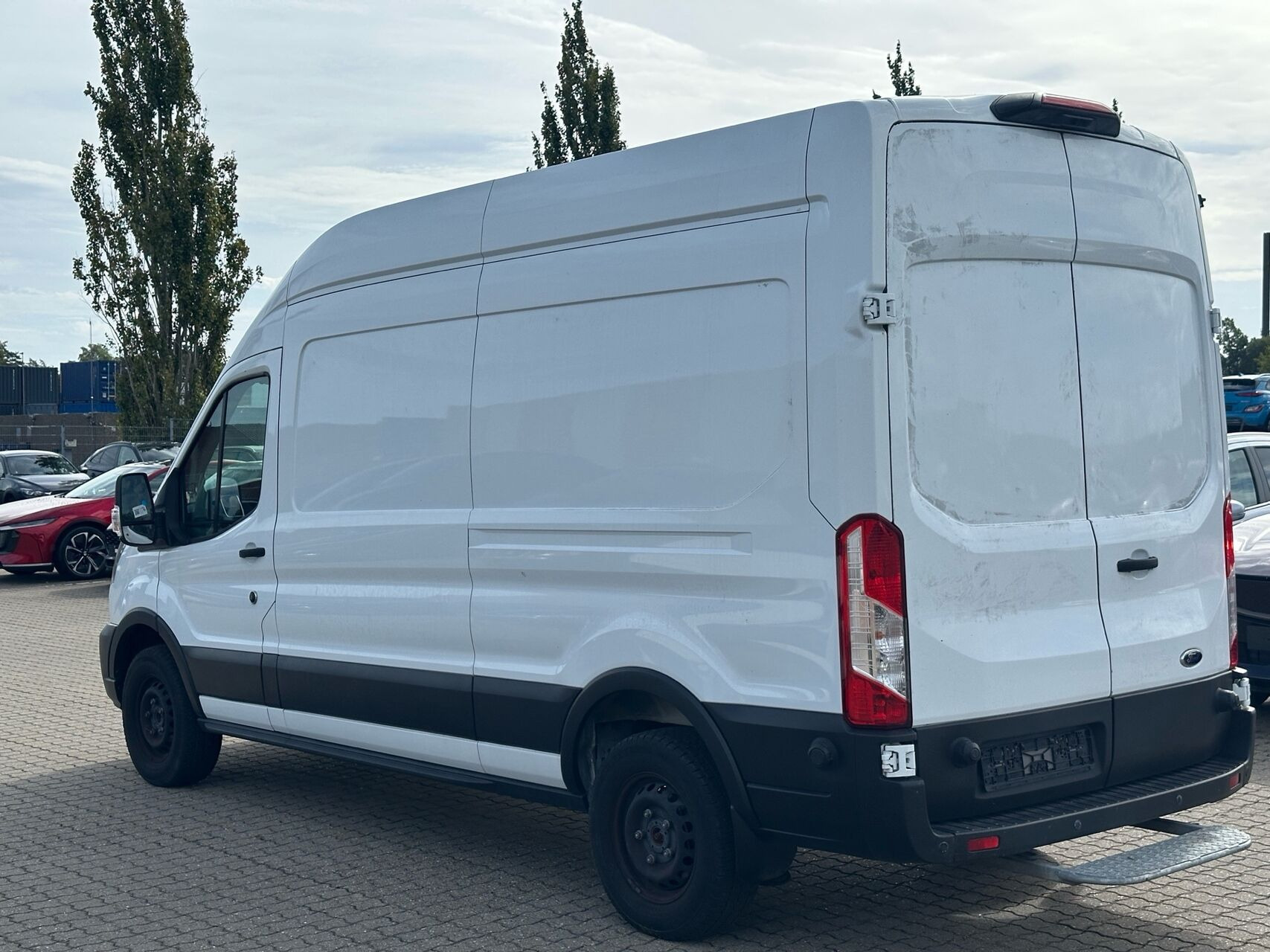 Hvid Ford E-Transit fra 2023 set udefra