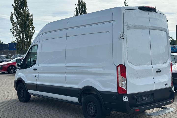Hvid Ford E-Transit fra 2023 set udefra