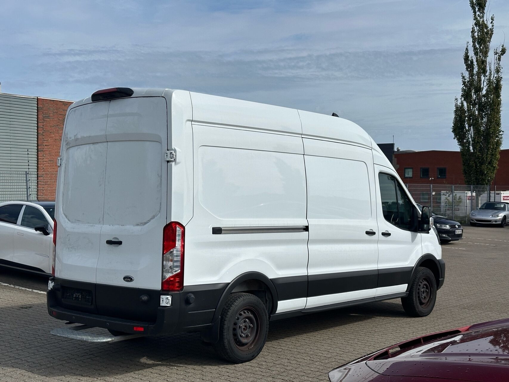 Hvid Ford E-Transit fra 2023 set udefra