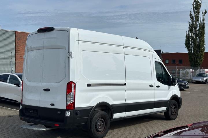 Hvid Ford E-Transit fra 2023 set udefra