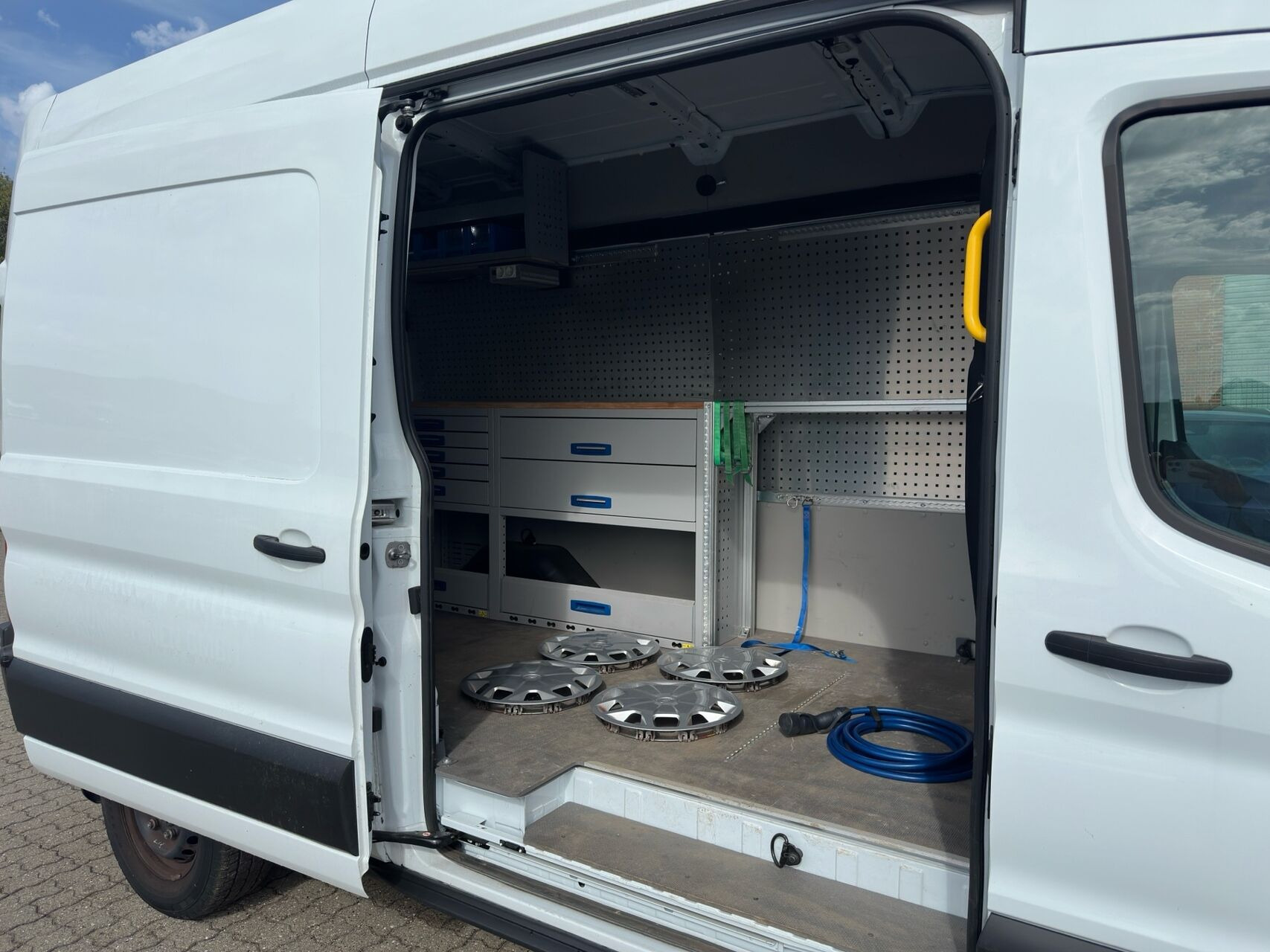 Hvid Ford E-Transit fra 2023 set udefra