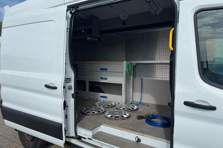 Hvid Ford E-Transit fra 2023 set udefra