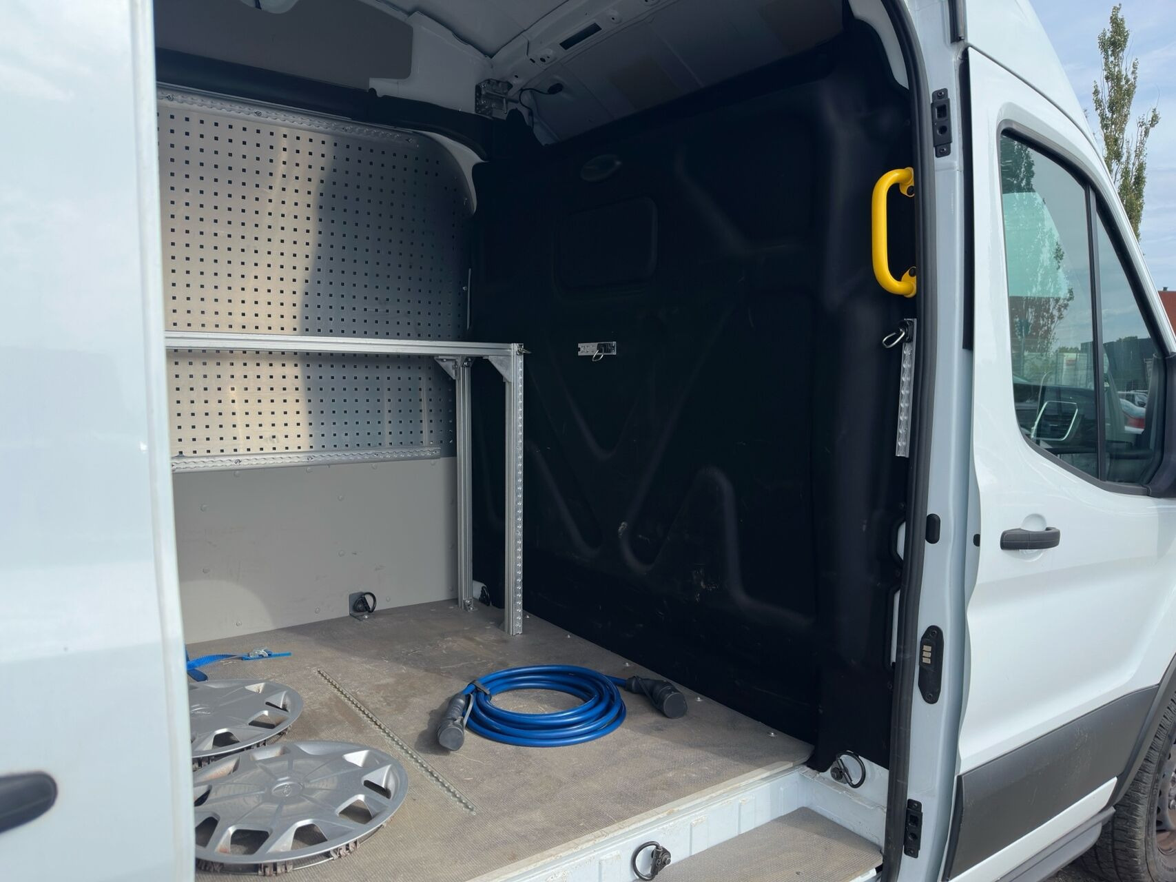 Hvid Ford E-Transit fra 2023 set udefra