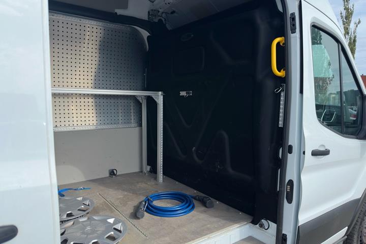 Hvid Ford E-Transit fra 2023 set udefra