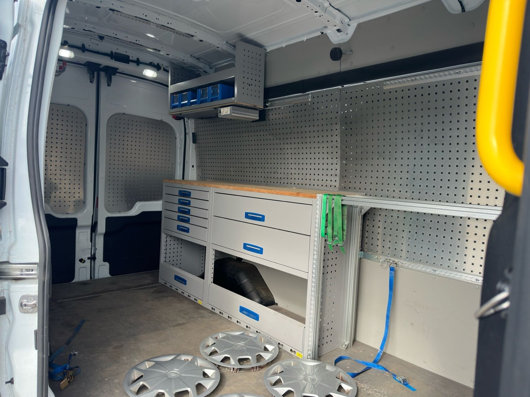 Hvid Ford E-Transit fra 2023 set udefra