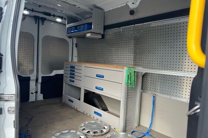Hvid Ford E-Transit fra 2023 set udefra