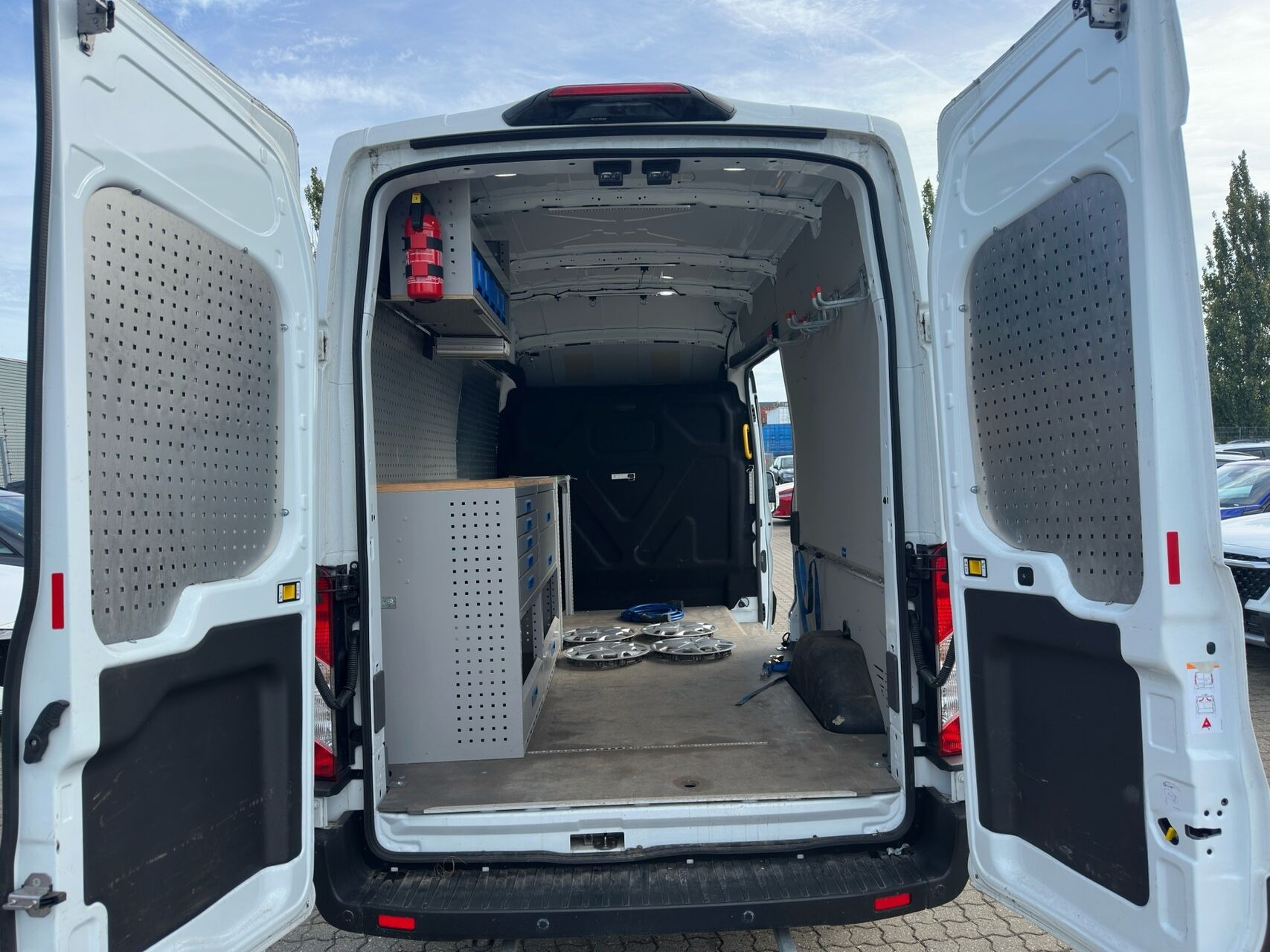 Hvid Ford E-Transit fra 2023 set udefra