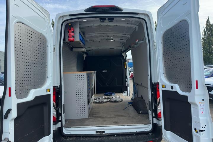 Hvid Ford E-Transit fra 2023 set udefra
