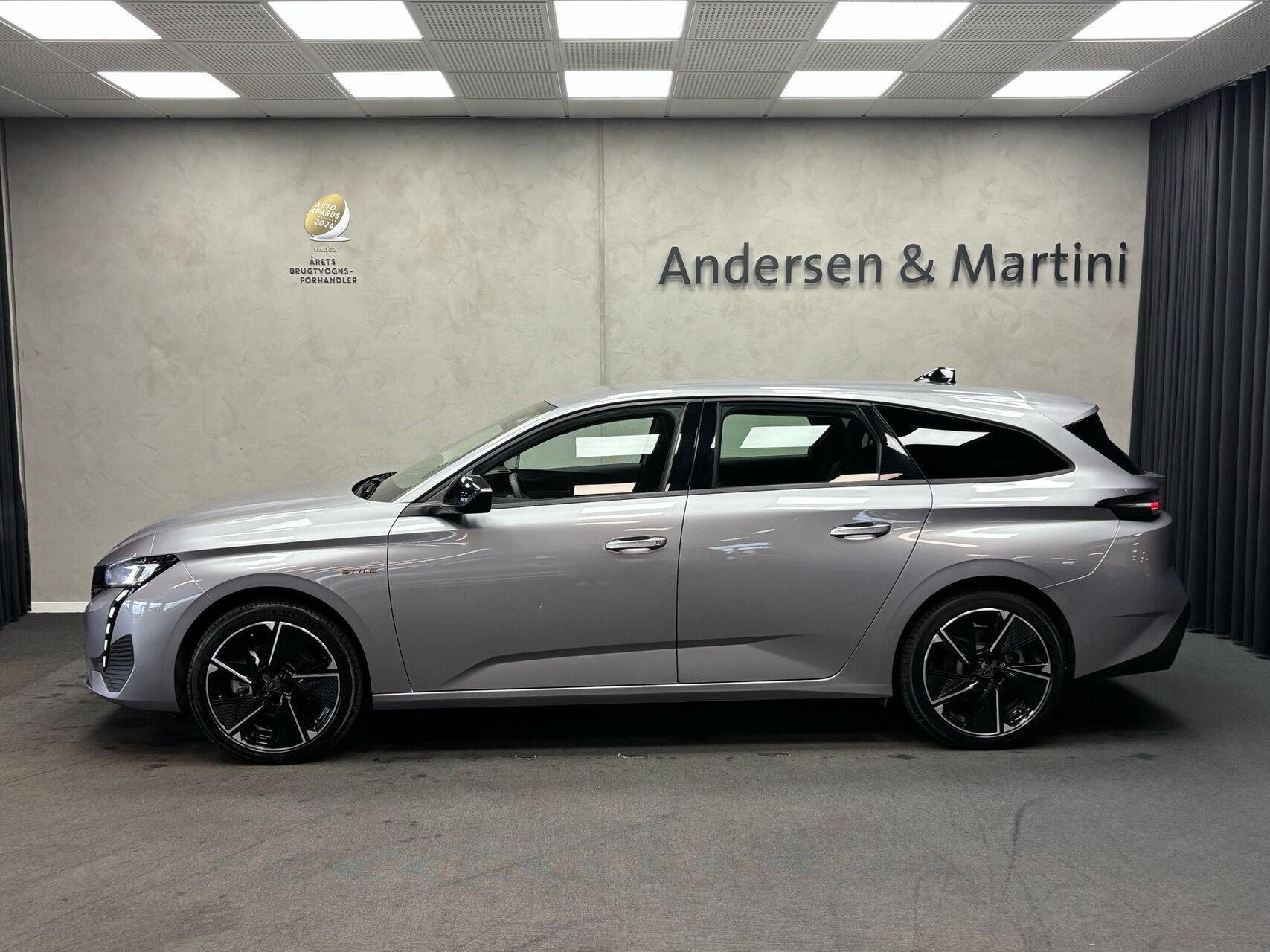 Grå Peugeot E-308 fra 2025
