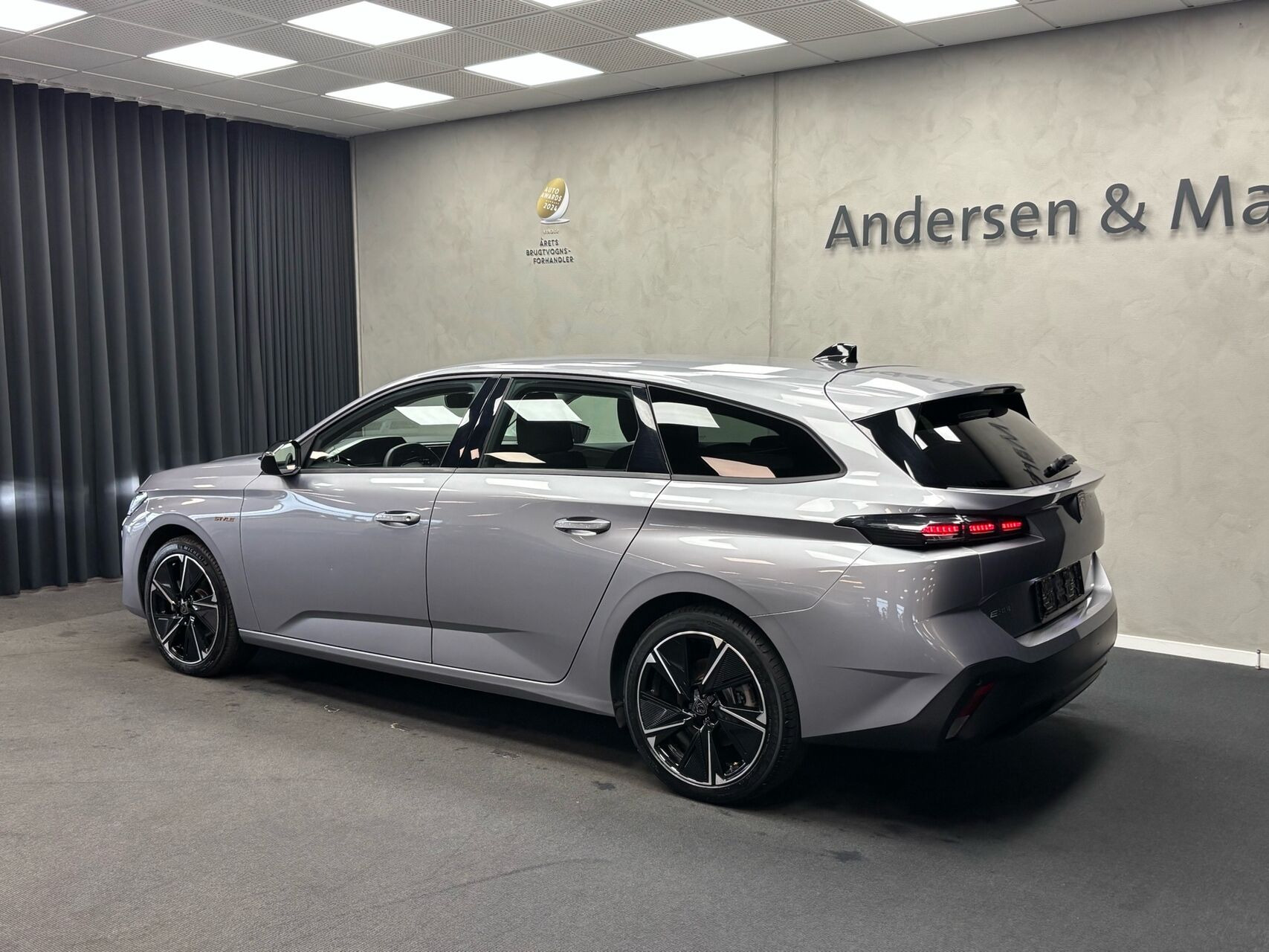 Grå Peugeot E-308 fra 2025
