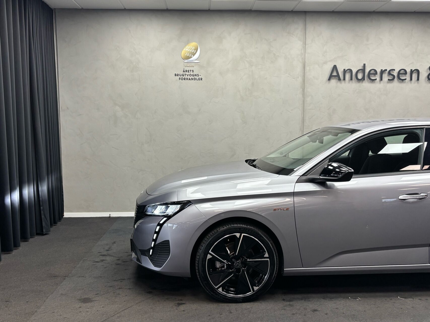 Grå Peugeot E-308 fra 2025
