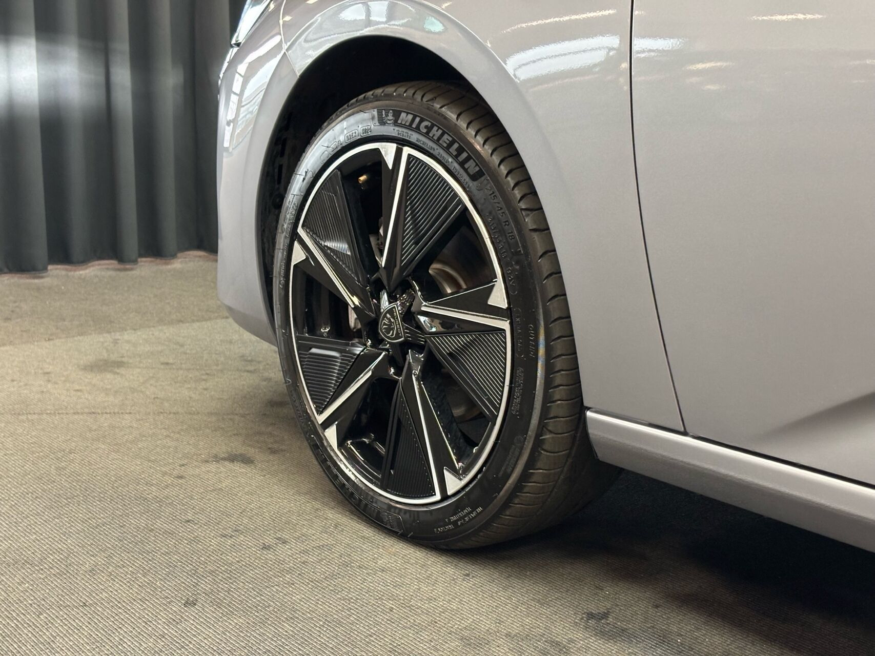 Grå Peugeot E-308 fra 2025