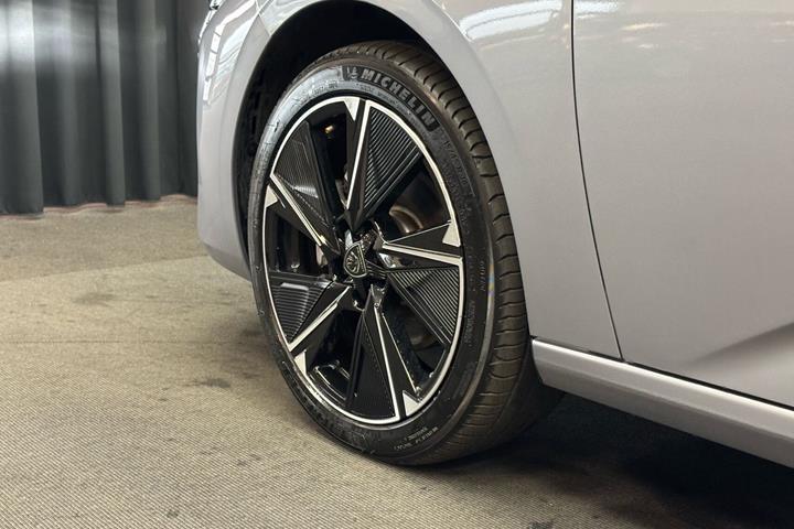 Grå Peugeot E-308 fra 2025