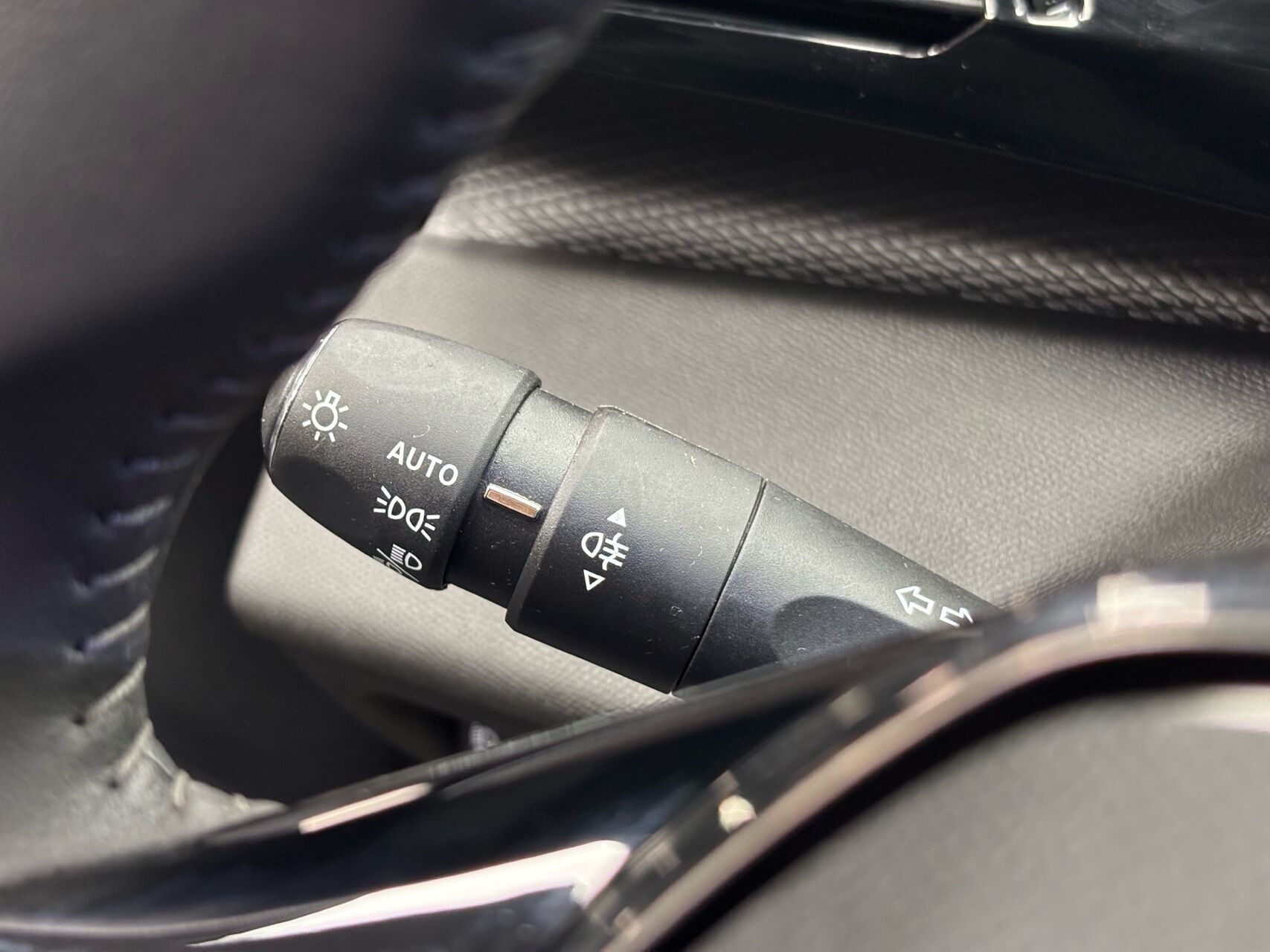 Grå Peugeot E-308 fra 2025