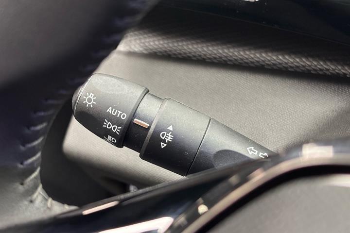 Grå Peugeot E-308 fra 2025