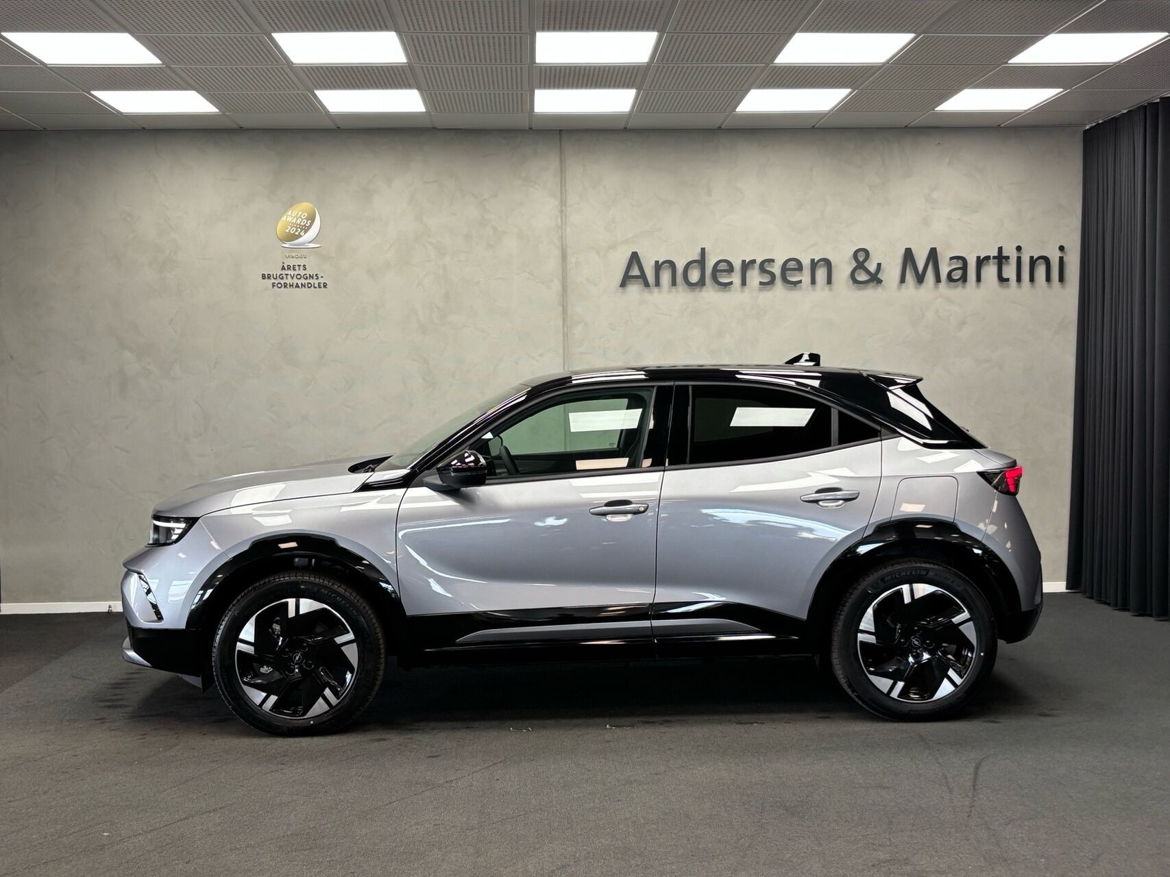 Grå Opel Mokka-e fra 2025
