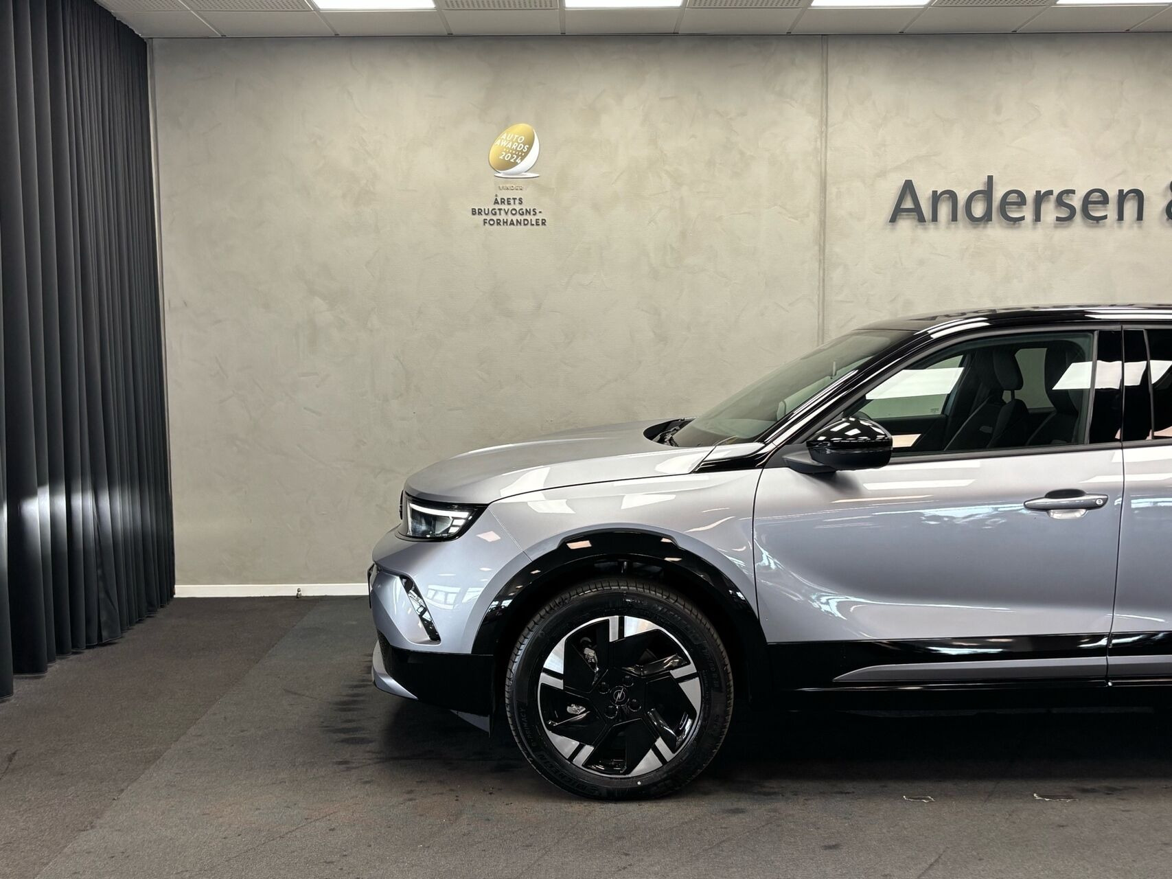 Grå Opel Mokka-e fra 2025