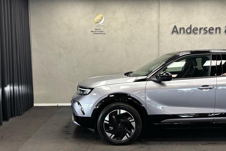 Grå Opel Mokka-e fra 2025
