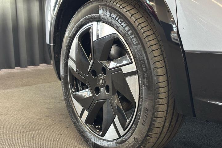 Grå Opel Mokka-e fra 2025