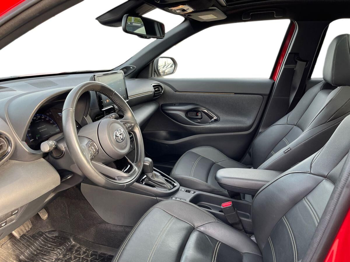 Rød Toyota Yaris Cross fra 2022