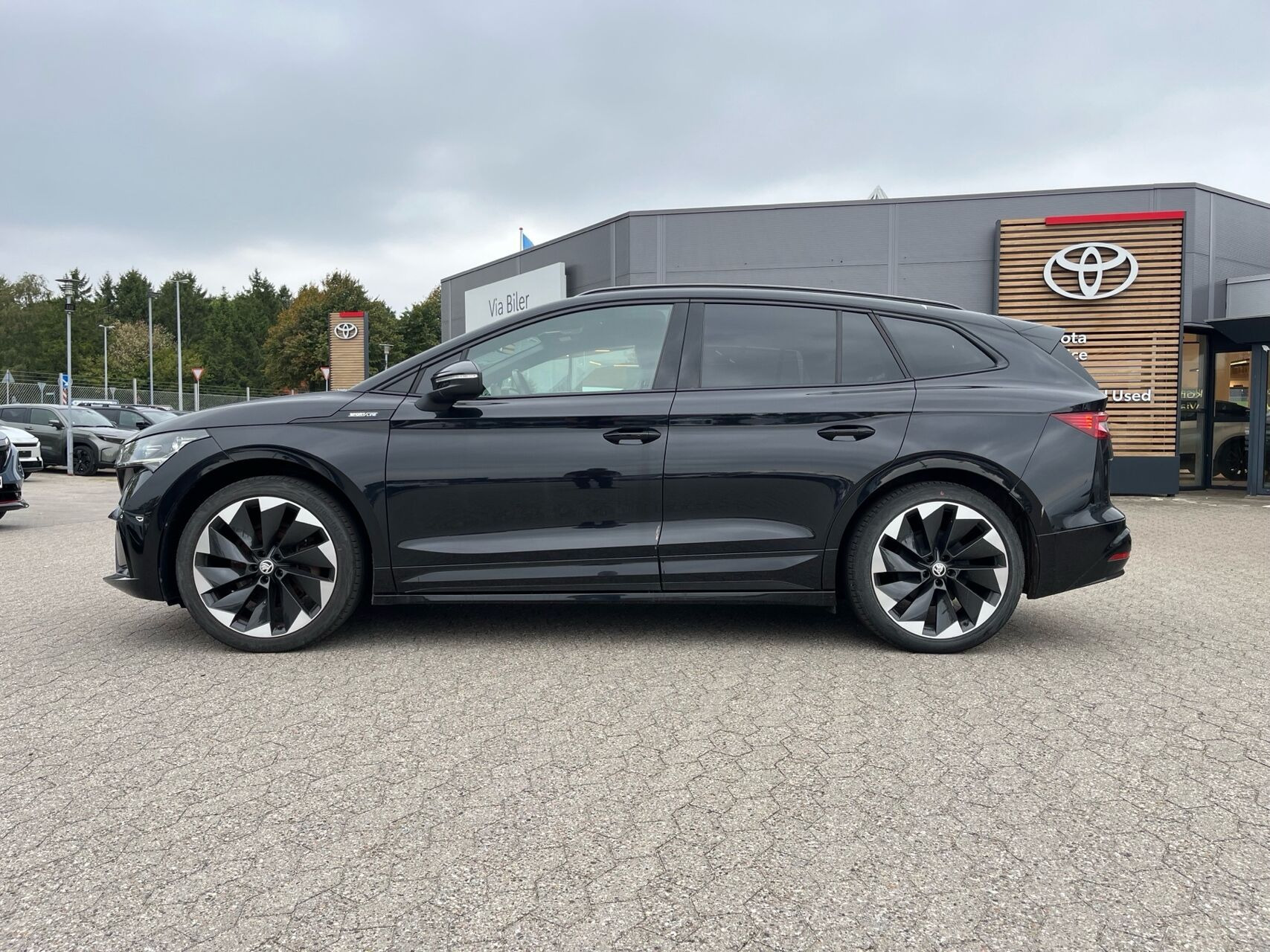 Sort Skoda Enyaq fra 2024