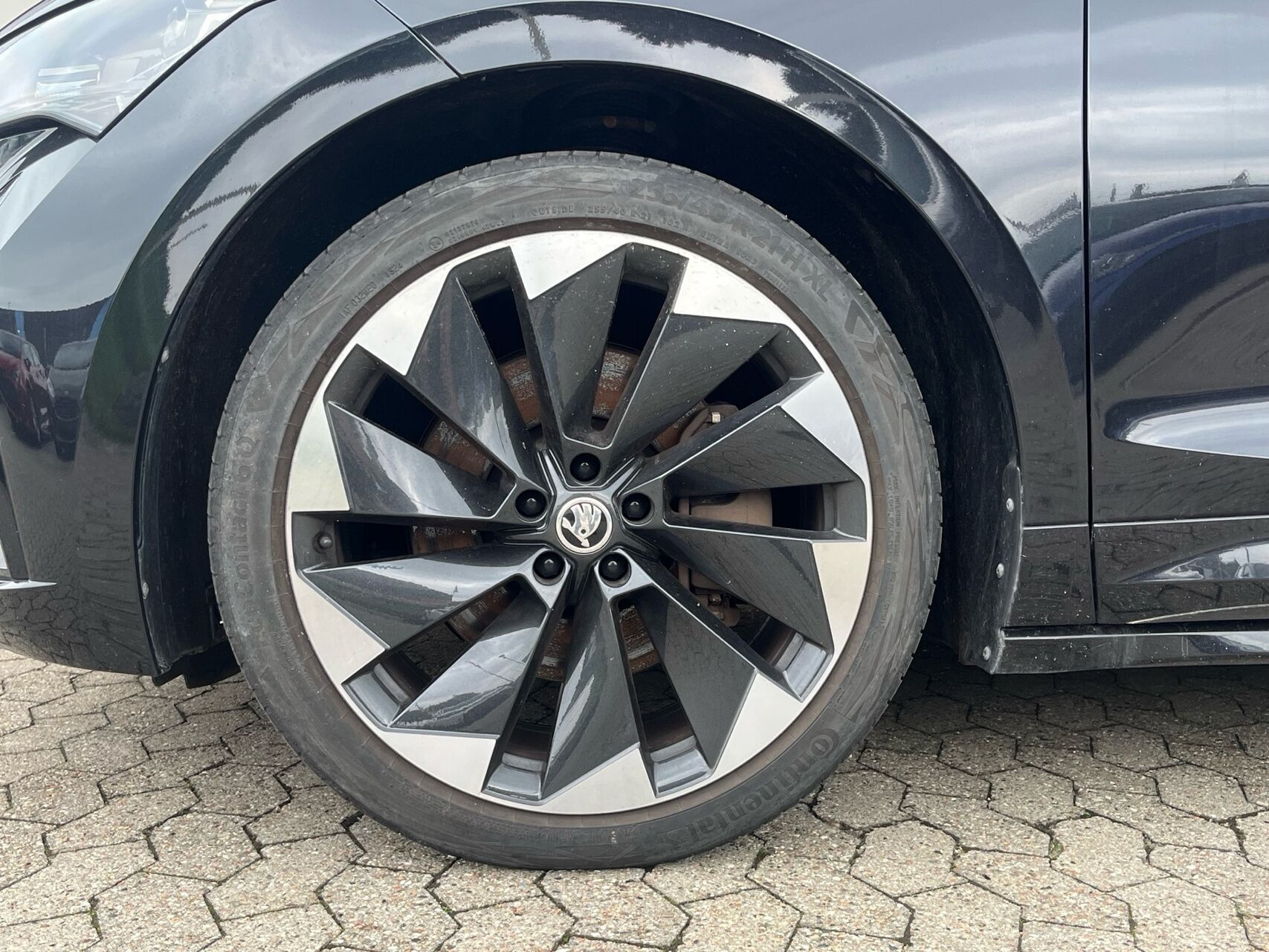 Sort Skoda Enyaq fra 2024