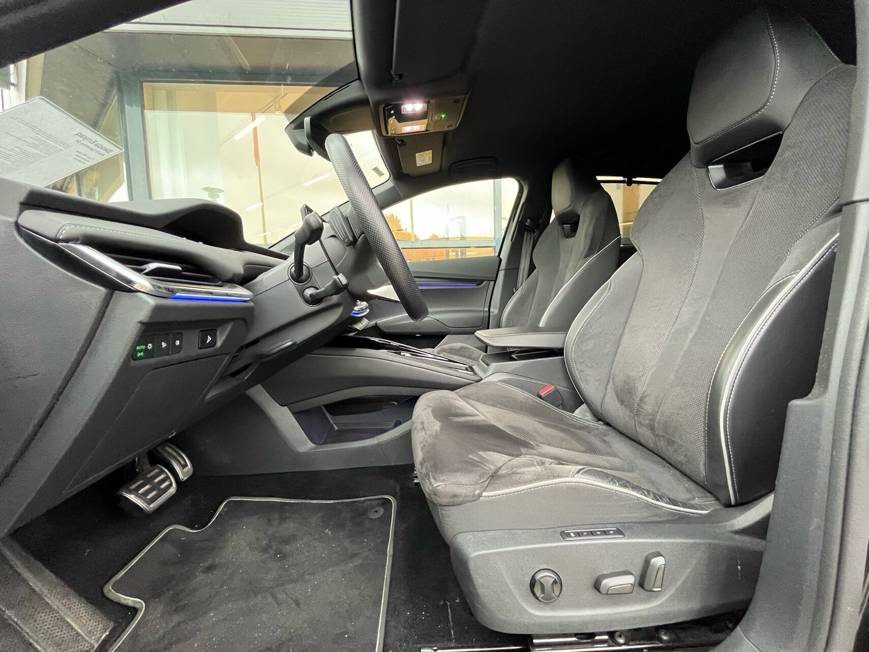 Sort Skoda Enyaq fra 2024