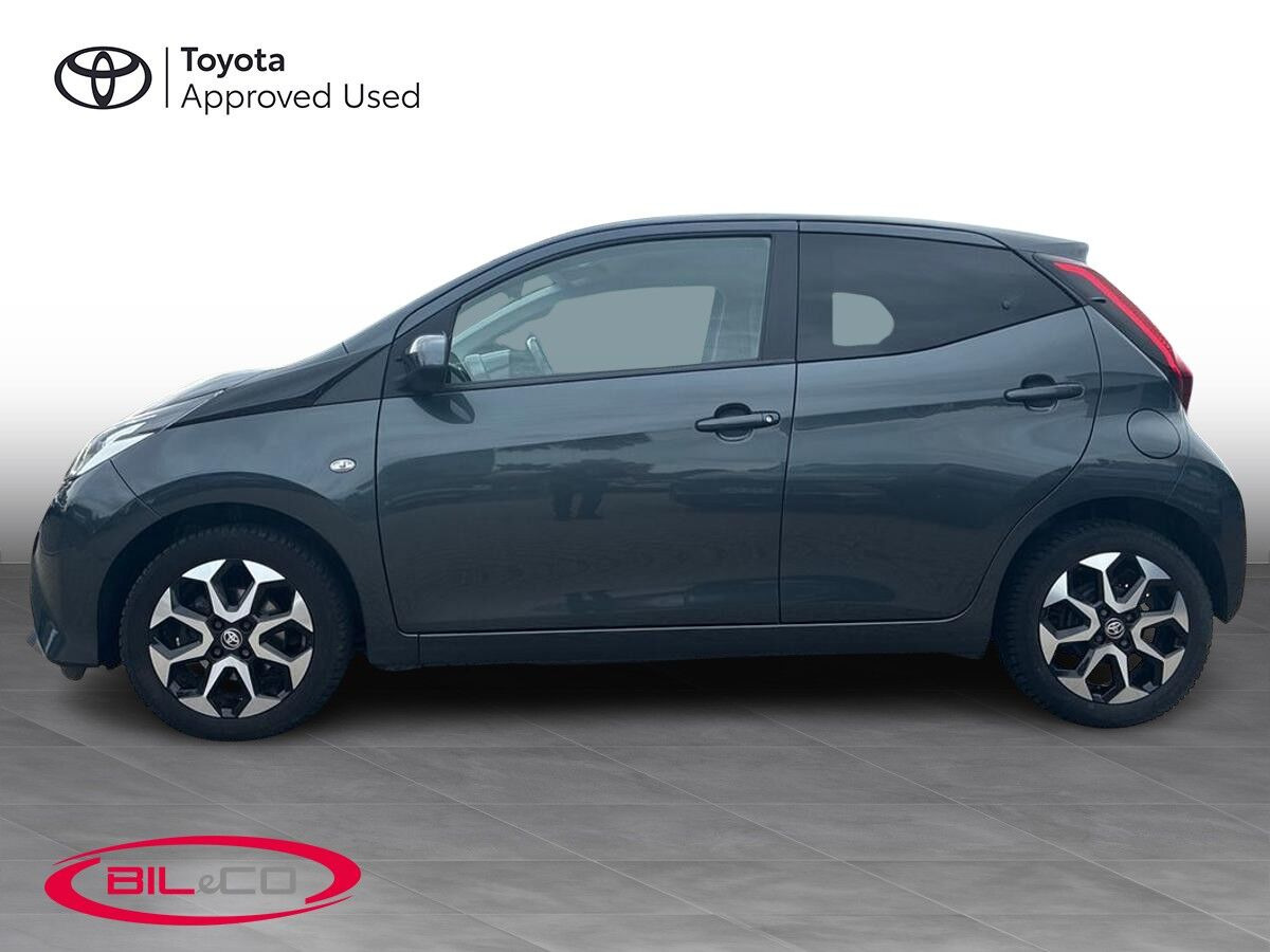 Grå Toyota Aygo fra 2021