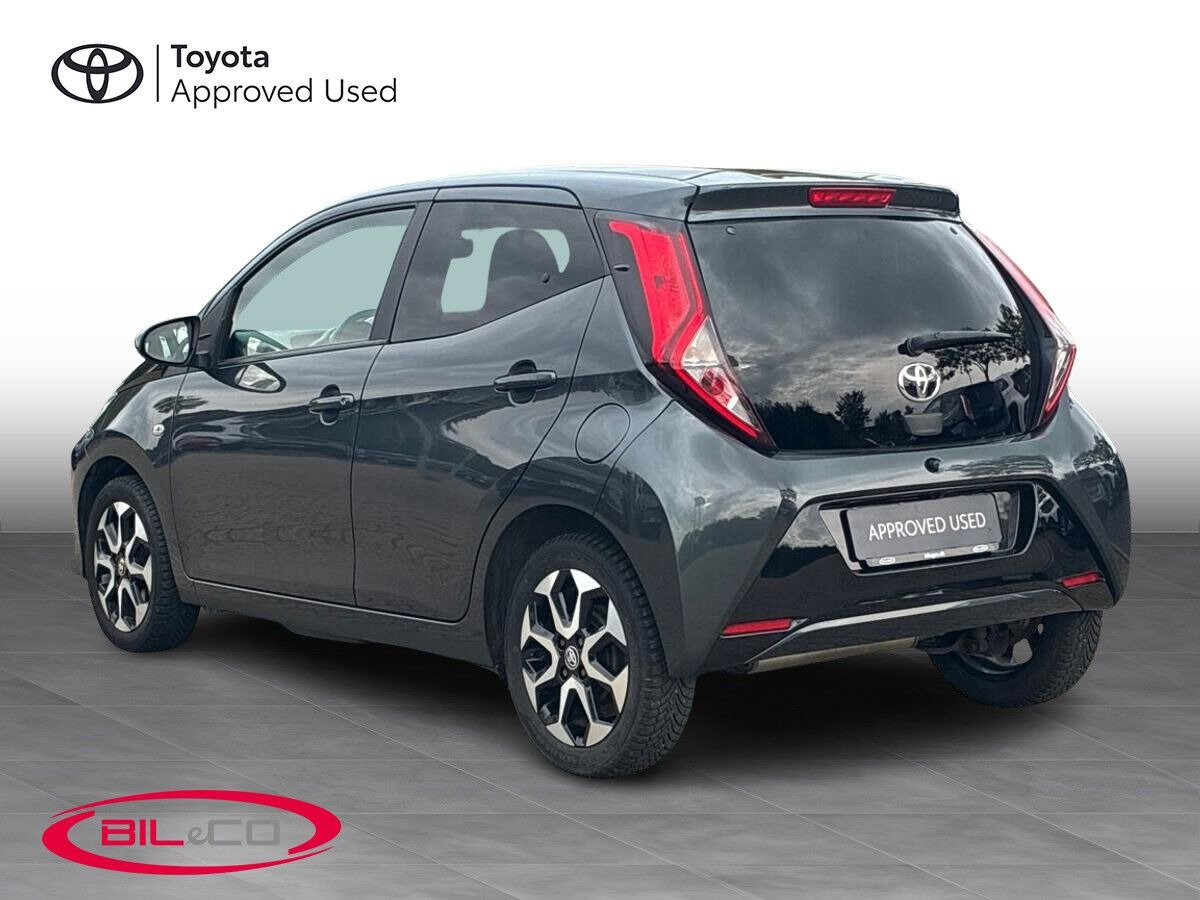 Grå Toyota Aygo fra 2021