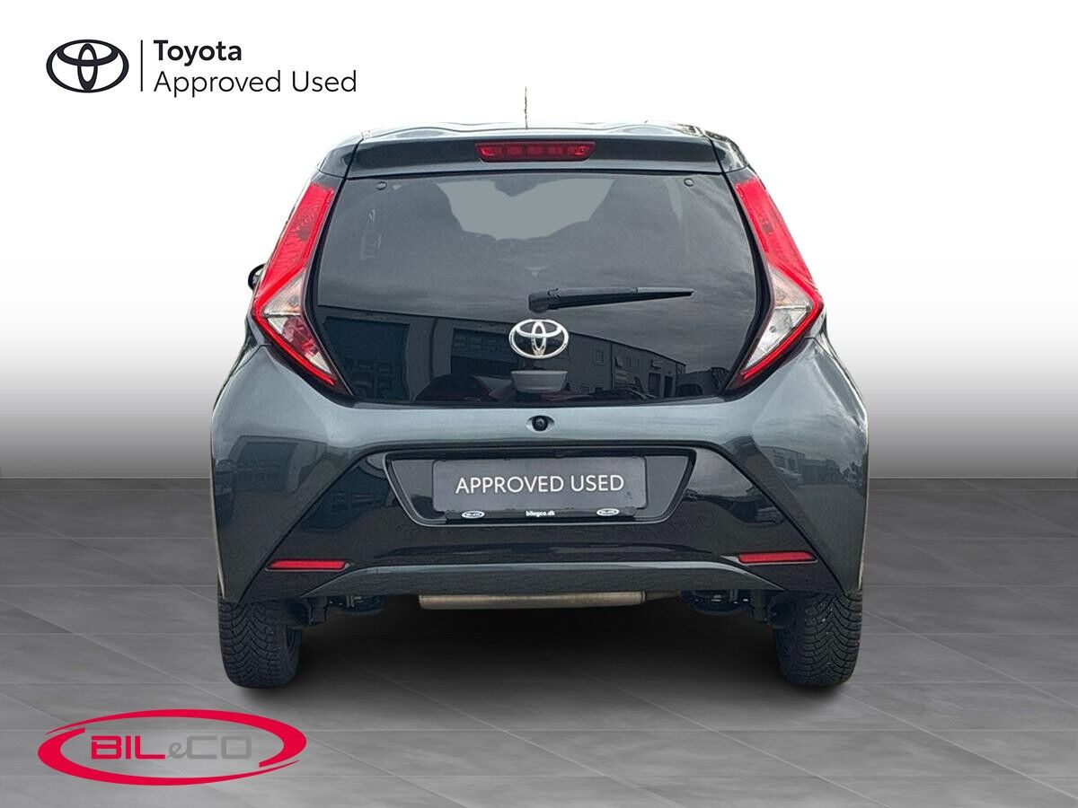 Grå Toyota Aygo fra 2021