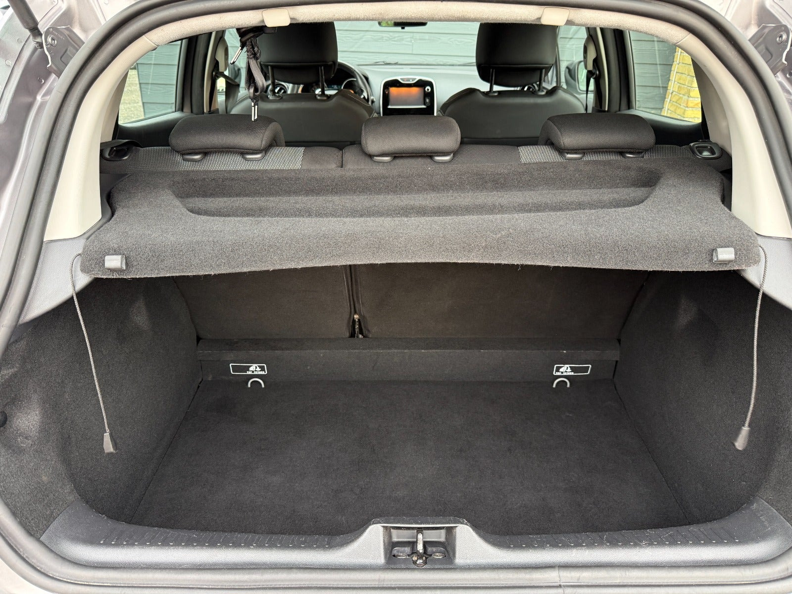 Grå Renault Clio IV fra 2016