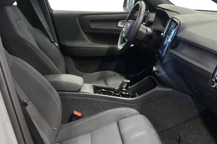 Grøn Volvo XC40 fra 2023