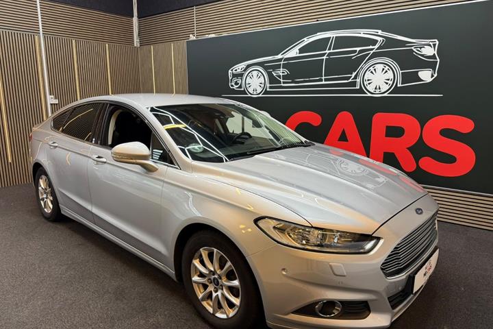 Sølv Ford Mondeo fra 2015