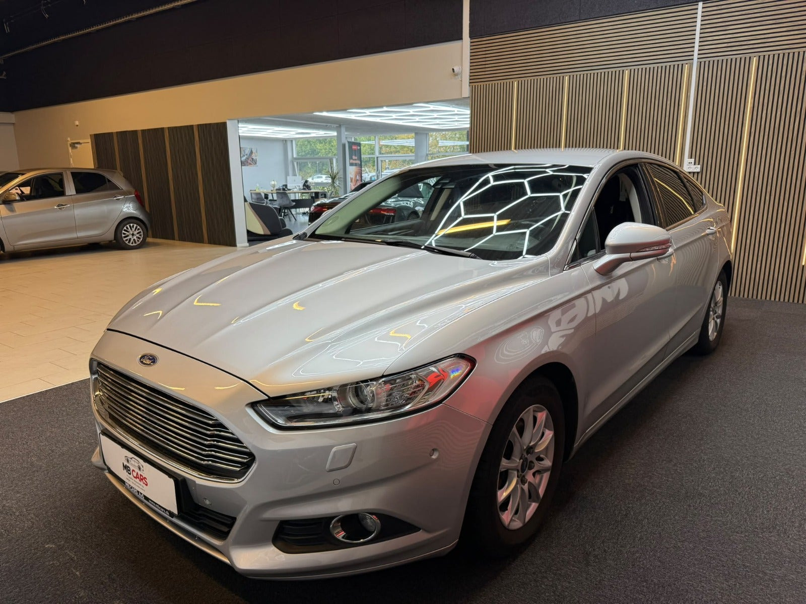 Sølv Ford Mondeo fra 2015