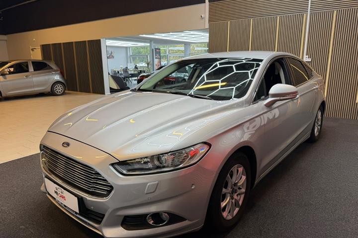 Sølv Ford Mondeo fra 2015