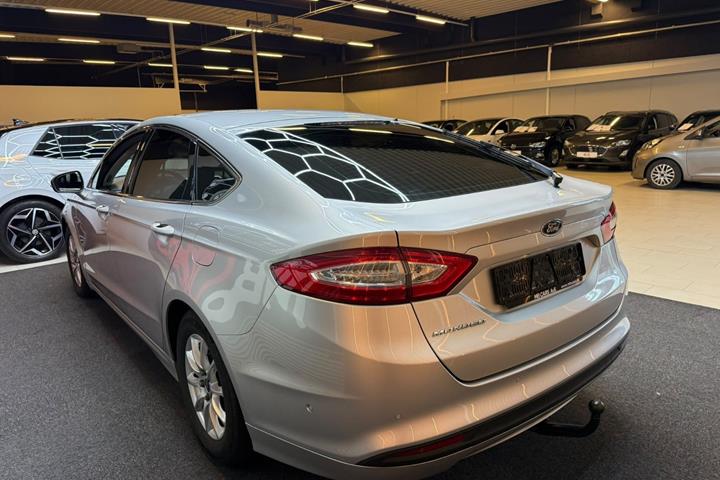 Sølv Ford Mondeo fra 2015