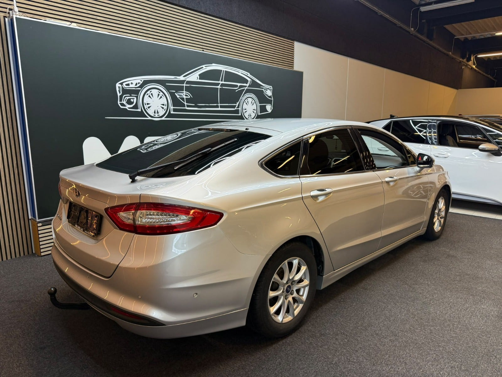 Sølv Ford Mondeo fra 2015
