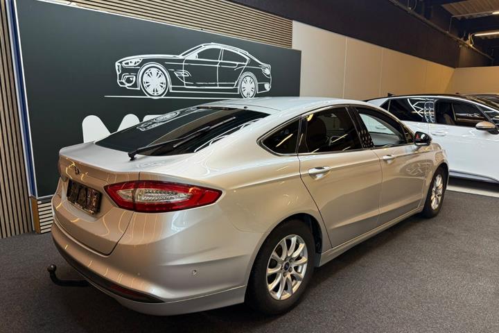 Sølv Ford Mondeo fra 2015