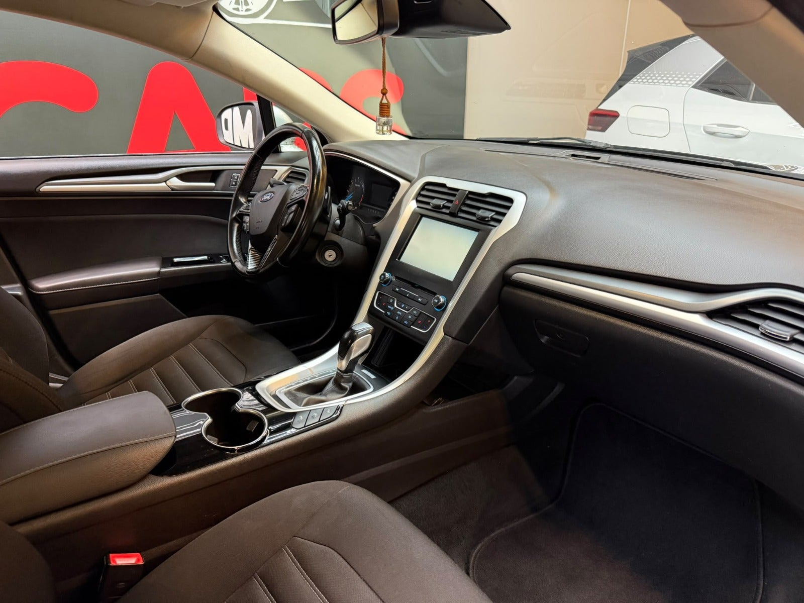 Sølv Ford Mondeo fra 2015