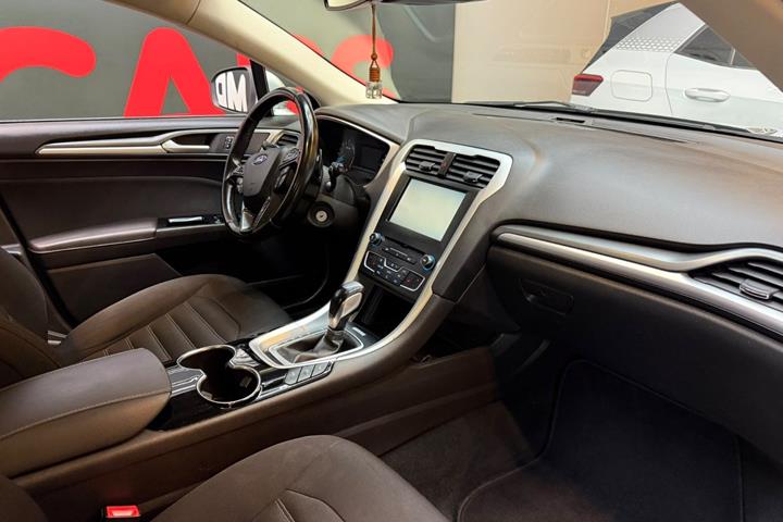 Sølv Ford Mondeo fra 2015