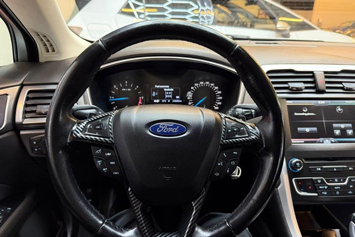 Sølv Ford Mondeo fra 2015