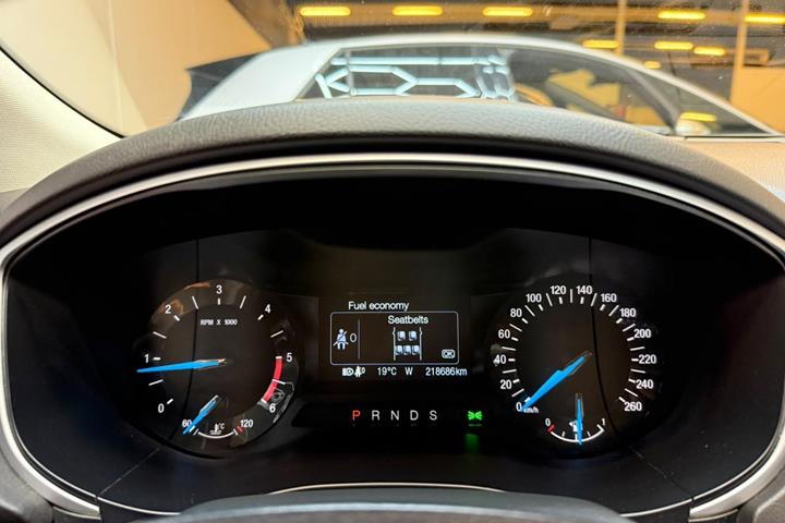 Sølv Ford Mondeo fra 2015