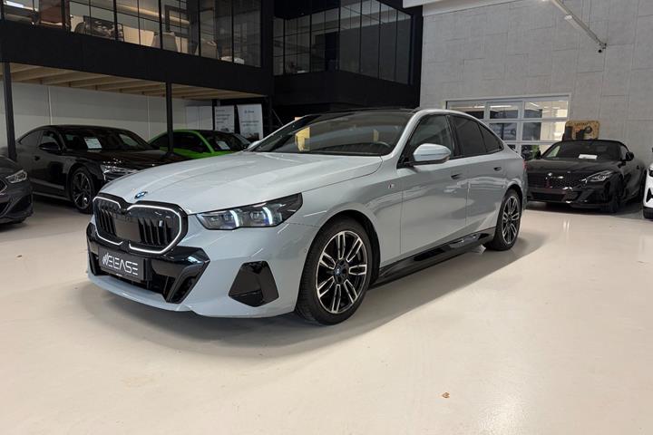 Grå BMW i5 fra 2024