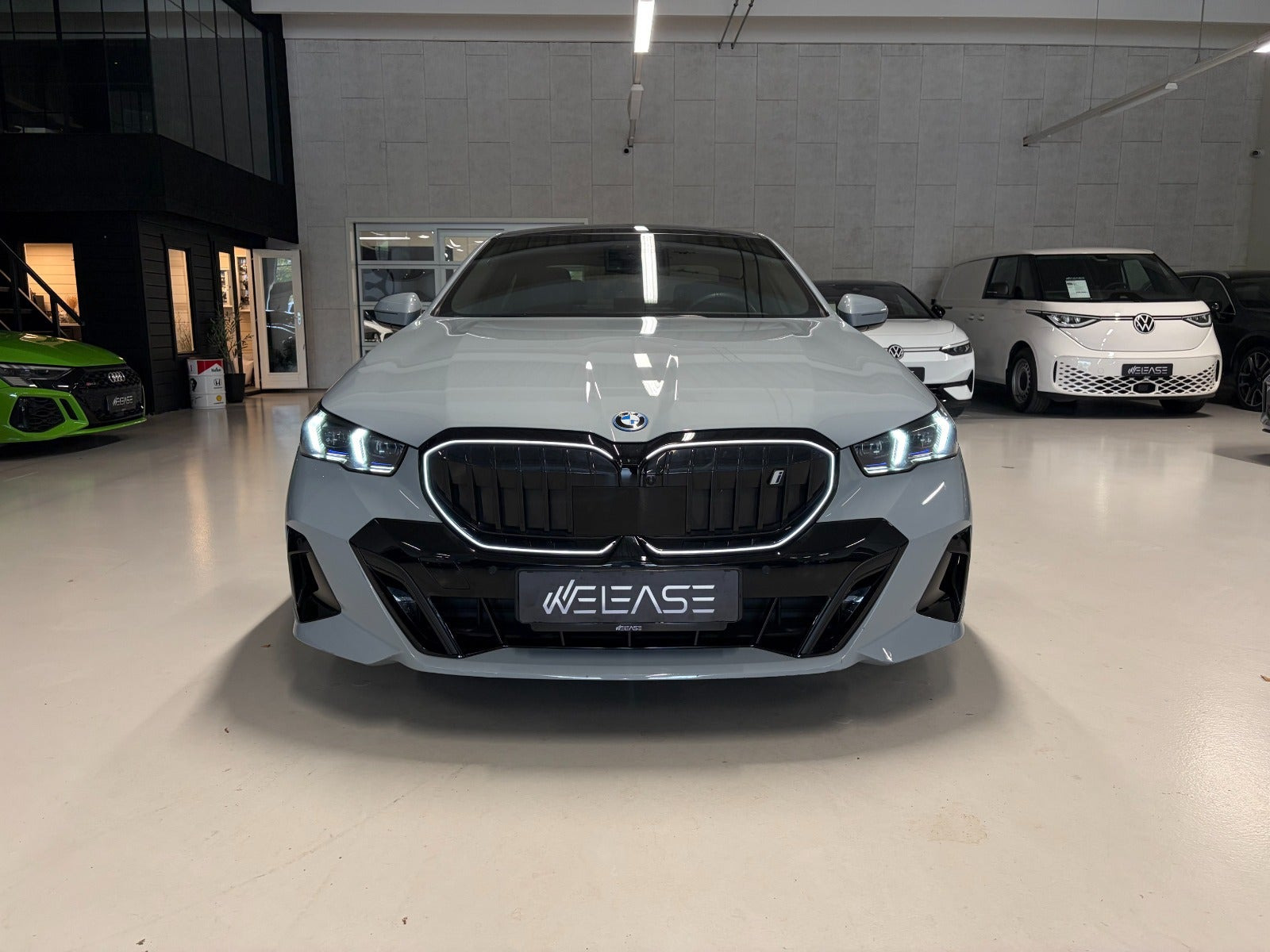 Grå BMW i5 fra 2024