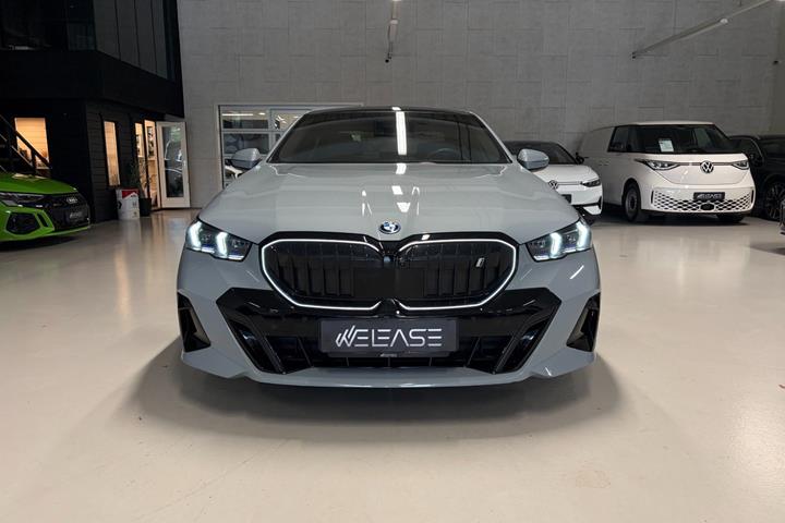 Grå BMW i5 fra 2024