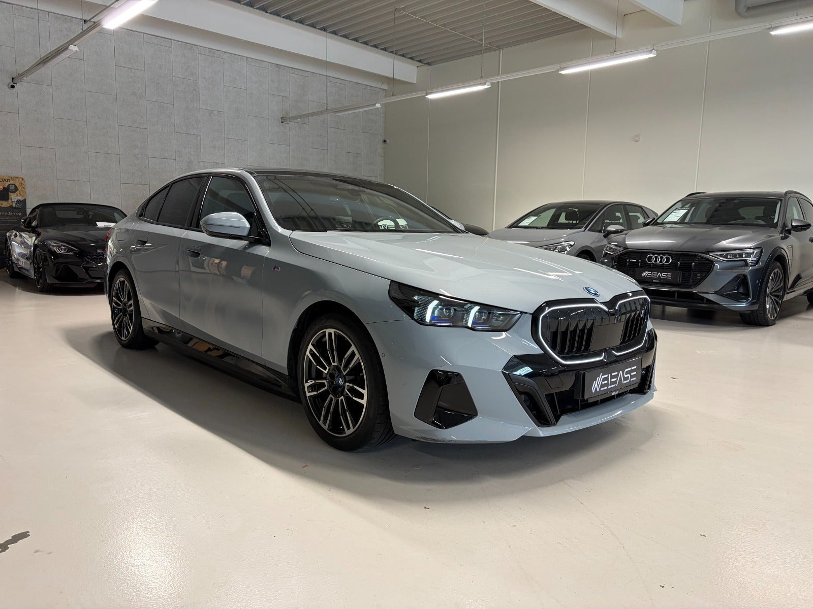 Grå BMW i5 fra 2024