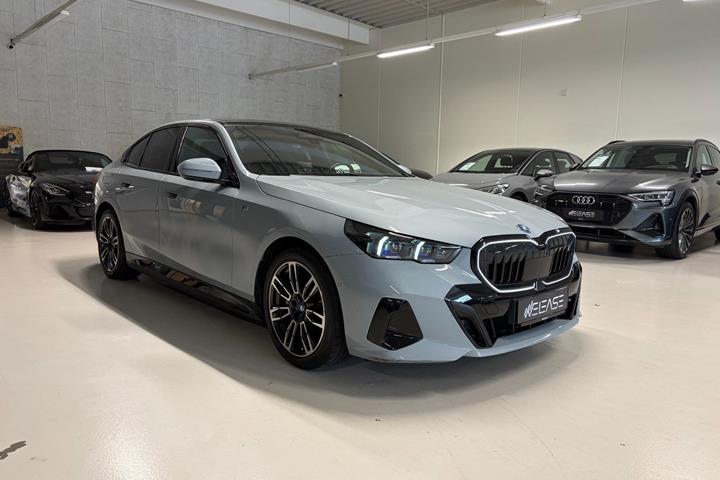 Grå BMW i5 fra 2024